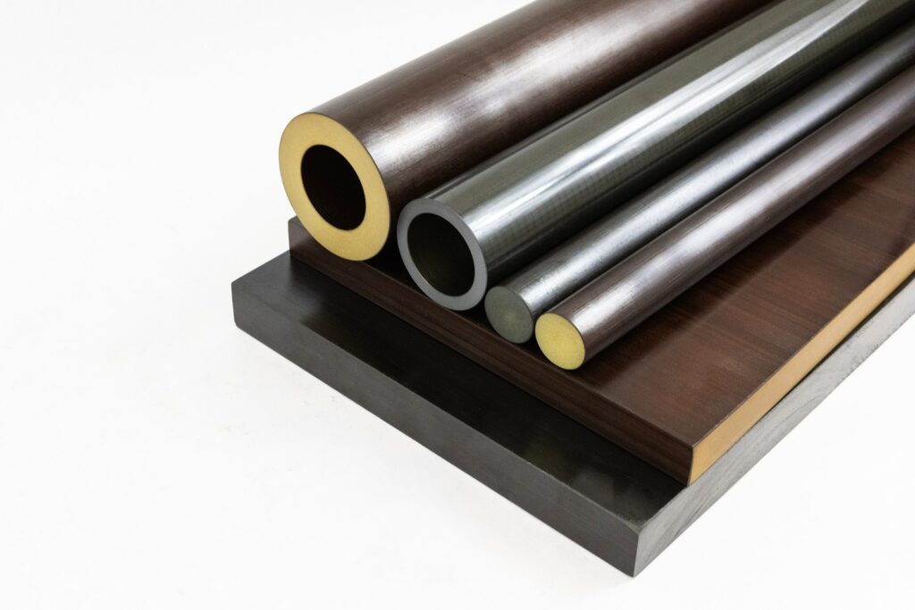 Seamless Tube in Torlon affiancato a barre e lastre in Torlon